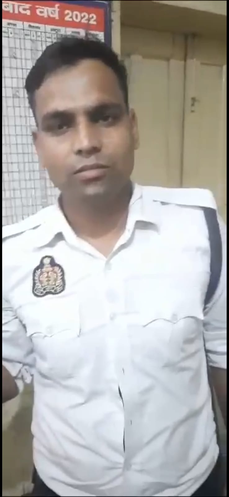 हेलमेट के लिए टोकने पर स्कूटीसवार युवक ने पुलिसकर्मी की फाड़ी वर्दी